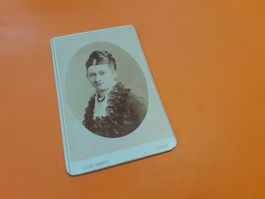 SCHWIIZER FRAU DAZUMAL - e JUNGI mit HöHCHER FRISUR - LUZERN