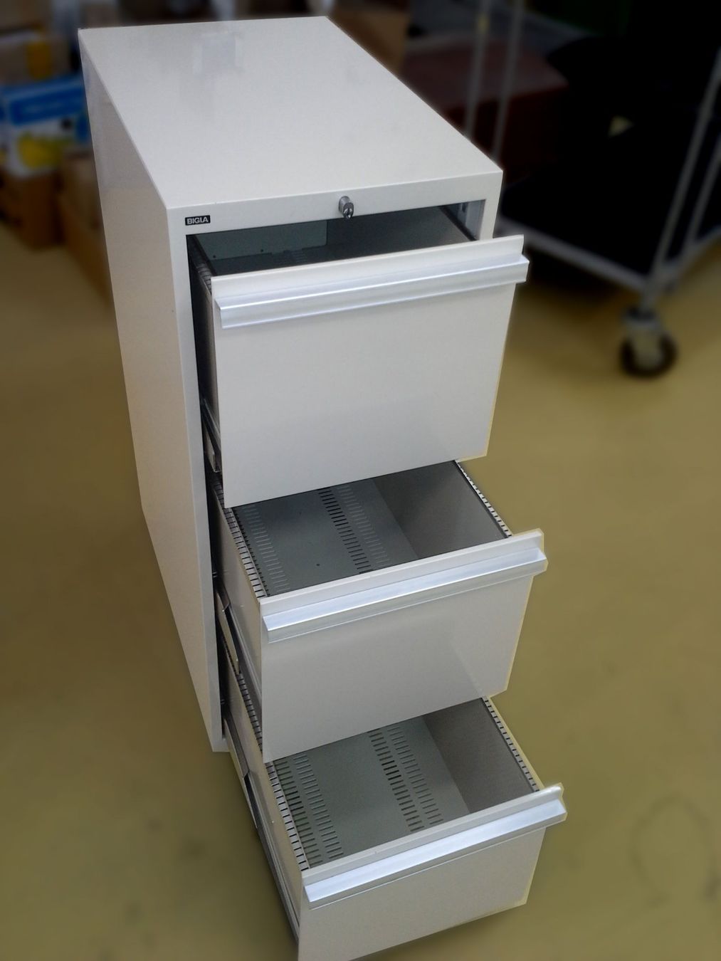 Bigla Armadi: Armoire métallique pour classement – Usato da La Chaux-de-Fonds venduto da Cooltchaps 5