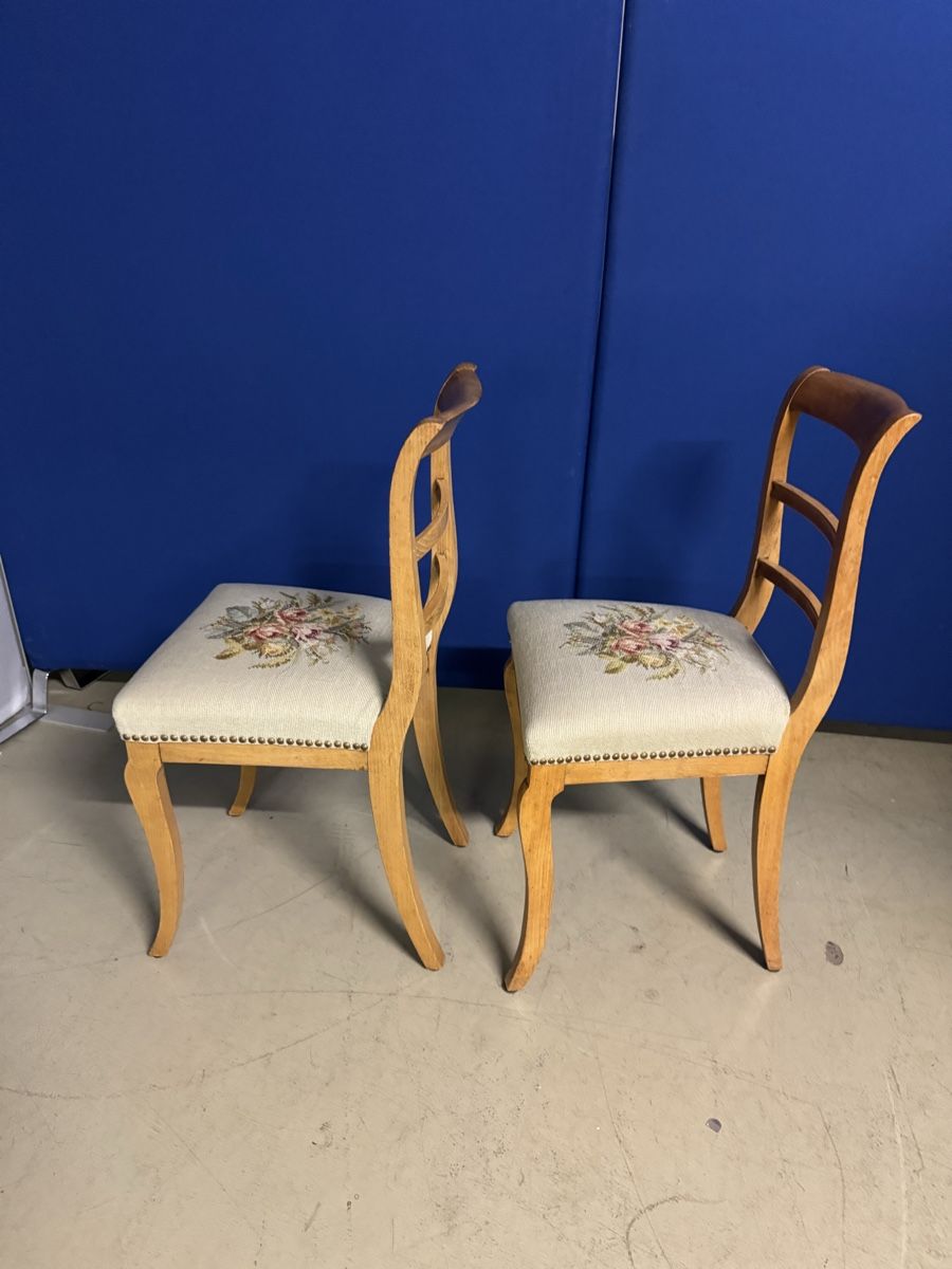 Chaises: 2 Holzstühle mit Blumenmuster – D'occasion à Bern par samryan 2