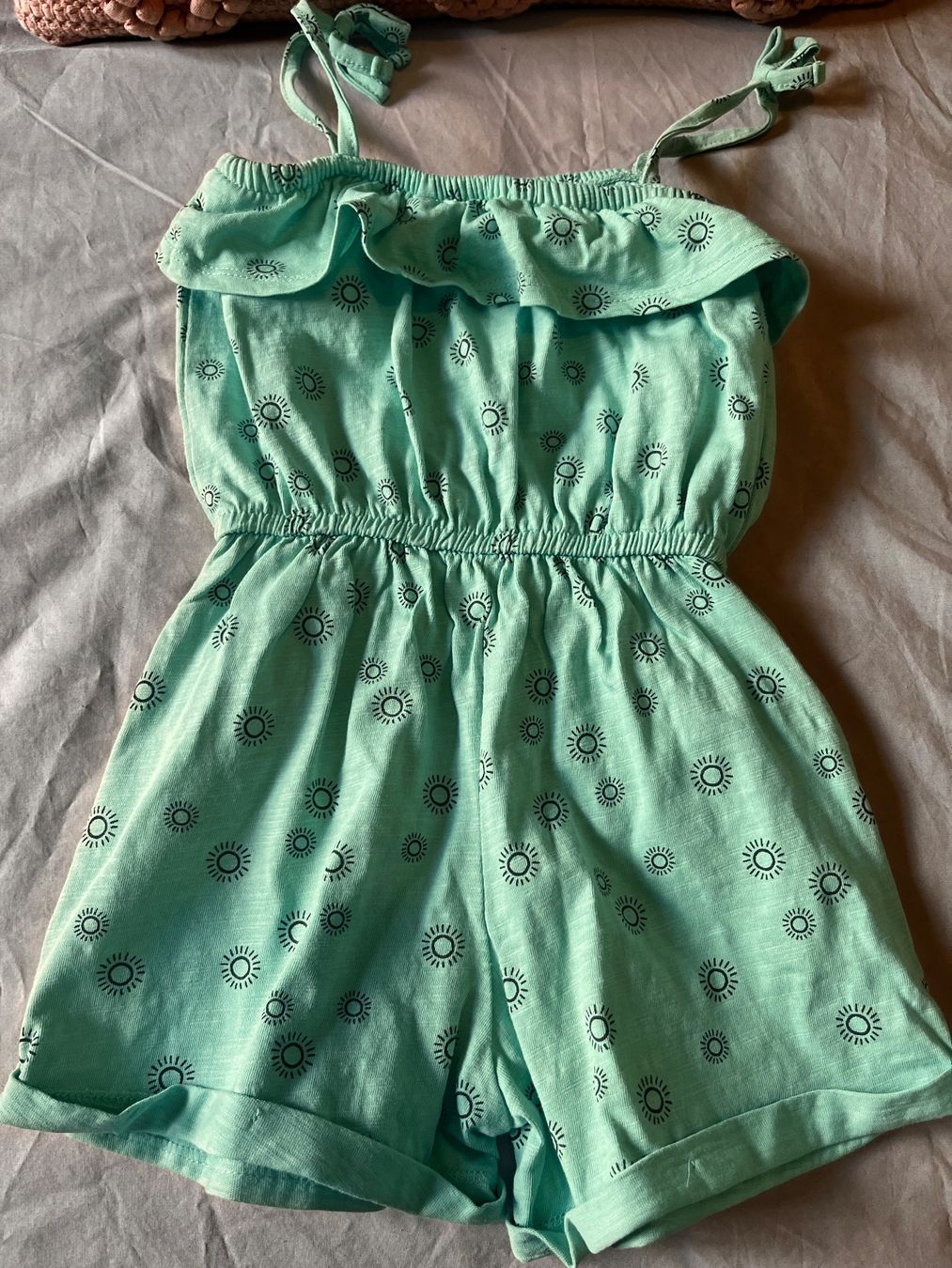 Manor Jumpsuits: Adorable green shorts combi size 104cm – Neu (gemäss Beschreibung) aus Genève von dmt_y25y 2
