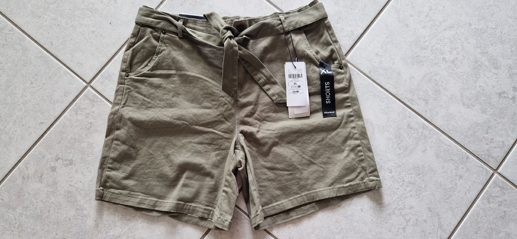 Pantalons: neue Shorts in Grösse XL – Neuf avec emballage d'origine à Wiesendangen par Stregolina