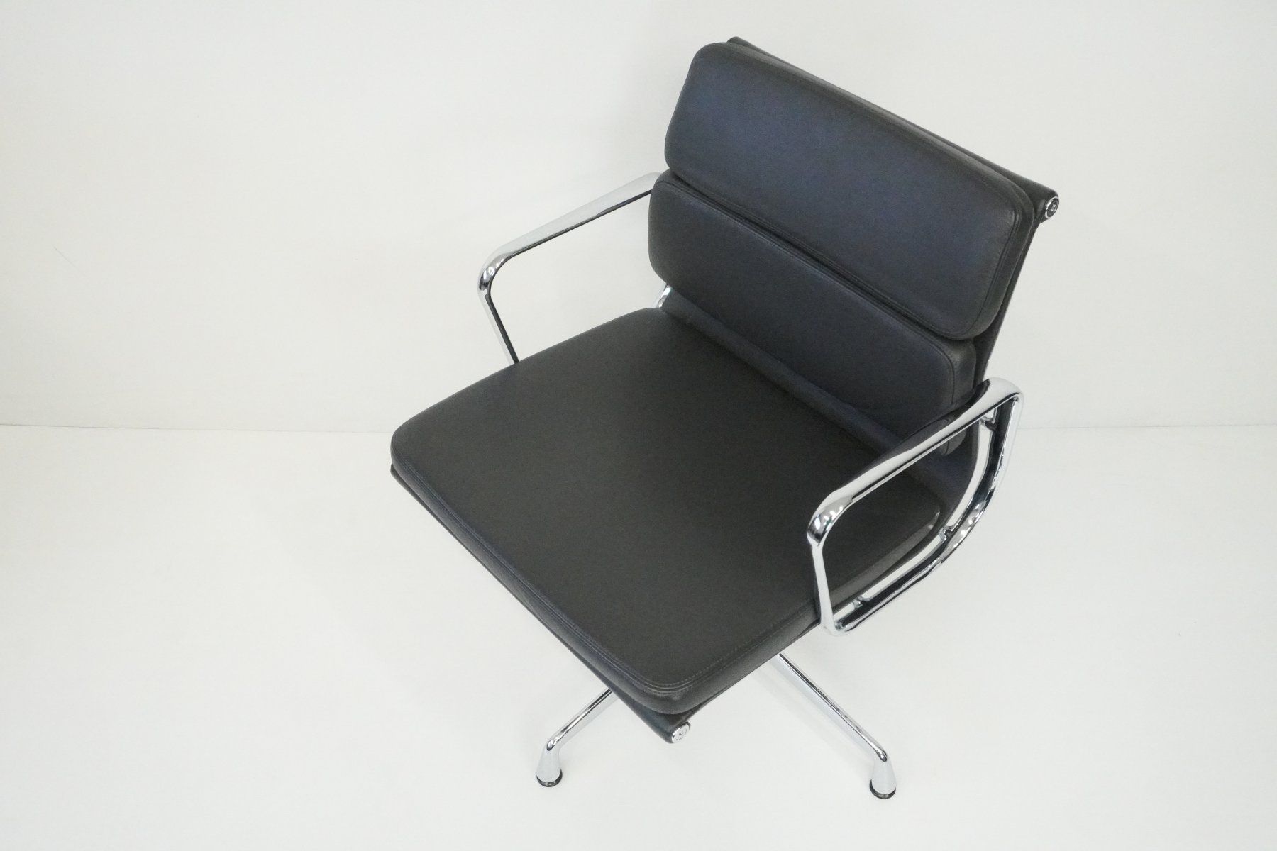Vitra Sedie: Original Vitra Eames Soft Pad EA208 Leder asphalt – Usato da Bad Zurzach venduto da QLASSIQ 7