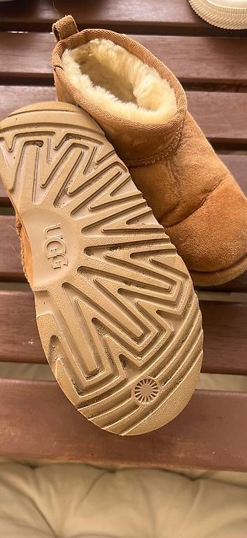 Scarpe per ragazzi: Ugg Schuhe Grösse 32.5 – Usato da Steinhausen venduto da van_72s6 2