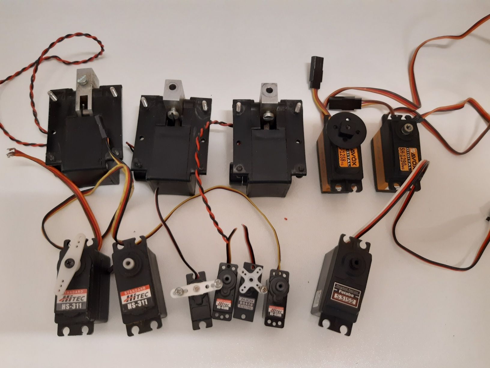 RC Kits de montage: Diverse Servos  – D'occasion à Muhen par kuesu6