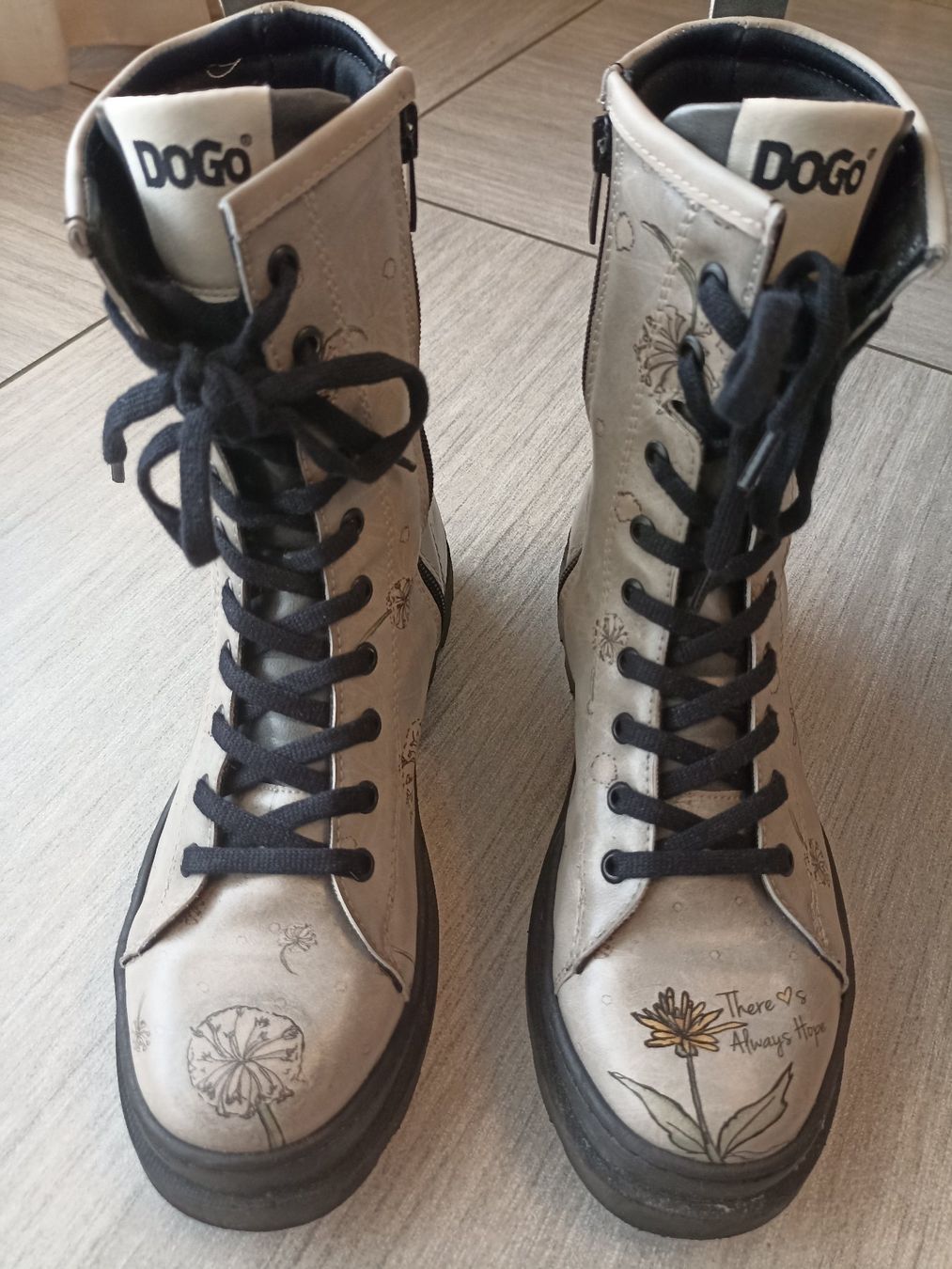 Chaussures femmes: Stivaletti DOGO - There is always hope – D'occasion à Camorino par cieloazzurro 1