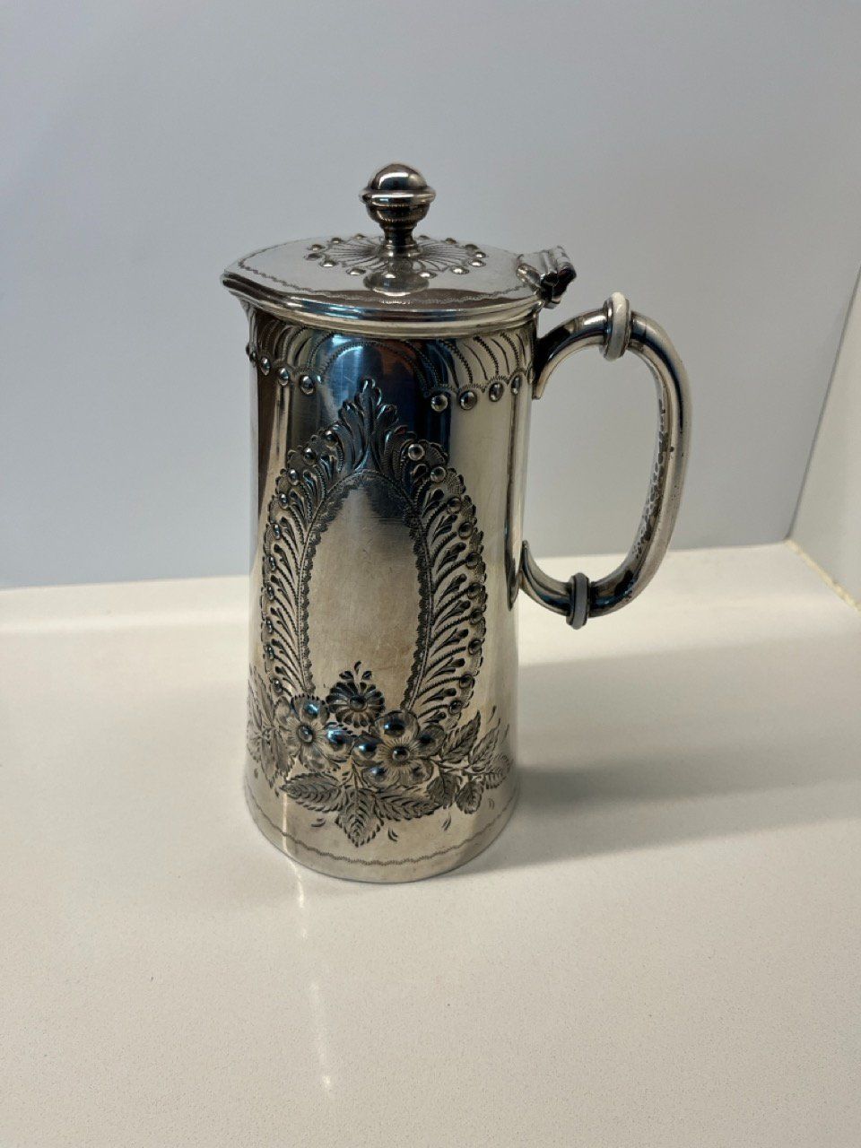 Caraffe: Decorated silverplated water pitcher/jug – Usato da Interlaken venduto da giorgiotraverso 2