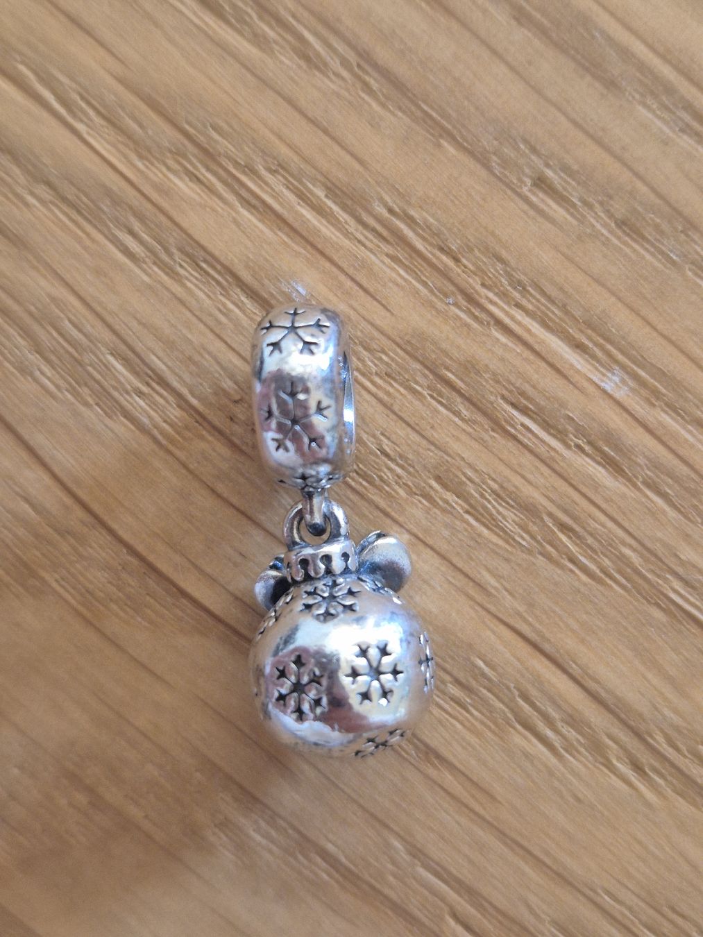 Pandora Ciondoli: Pandora Anhänger Weihnachtskugel Schneeflocken 925 Silber – Usato da Zuzgen venduto da SaBee91 2