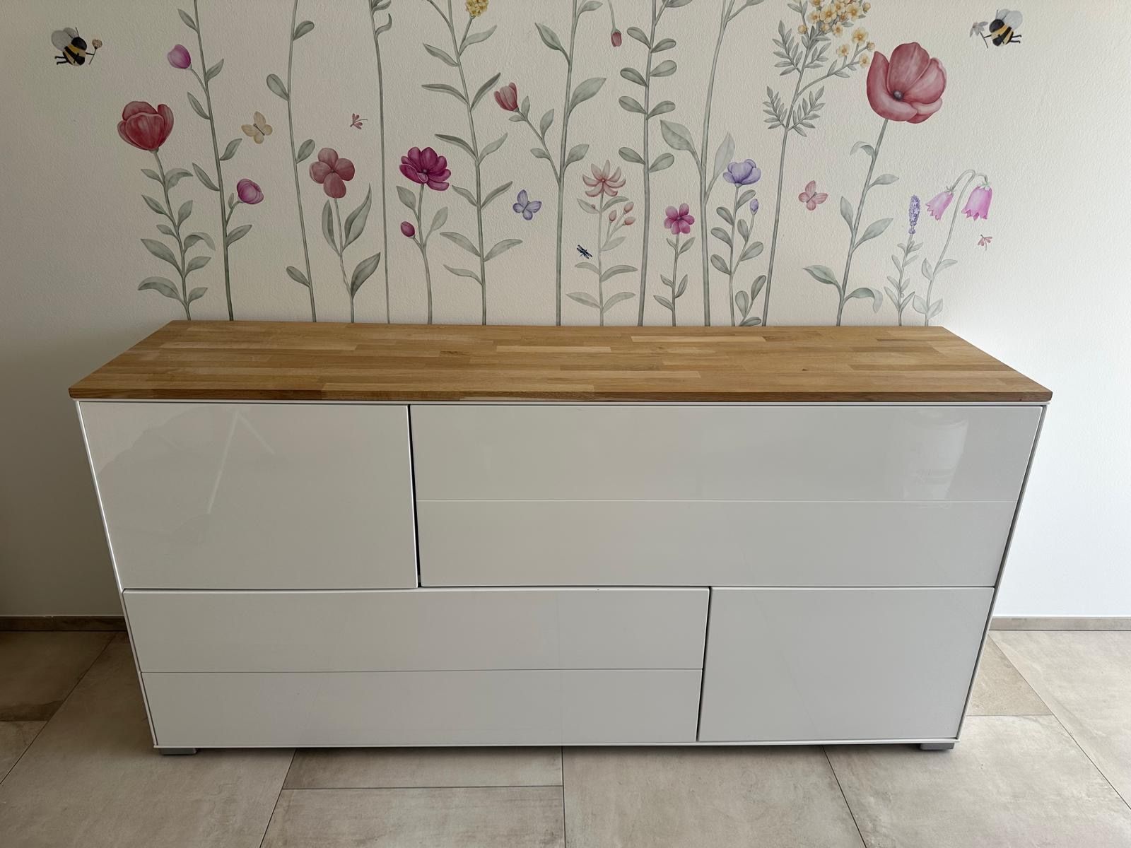 Livique Cassettiere: Sideboard weiss mit Eichen-Holzplatte, guter Zustand – Usato da Lachen SZ venduto da Luxolino
