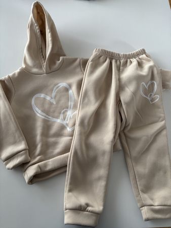 Süsser Jogginganzug beige Grösse 4-5y (110/116)