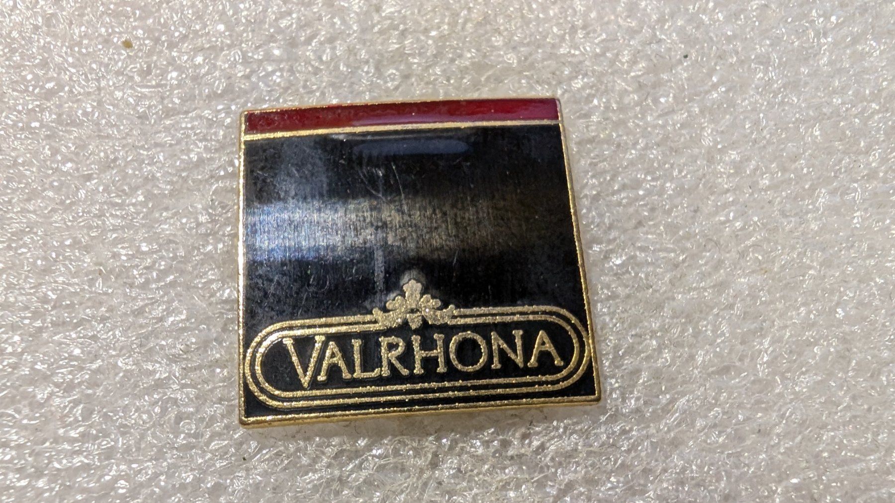 Placchette & Badge: Ansteckpin 206: Valrhona – Usato da Oppligen venduto da Pin-Fall-Shop