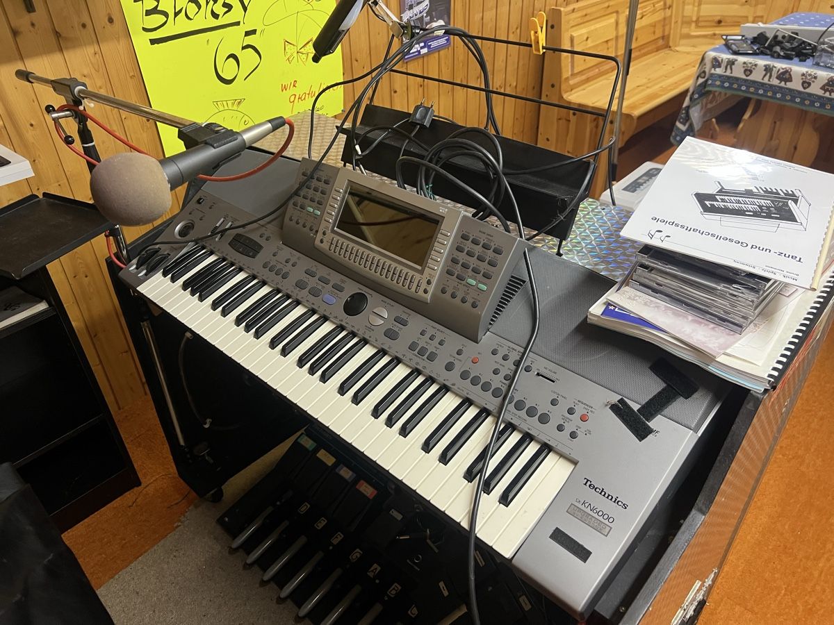 Technics Instruments de musique: Technics KN6000 Keyboard gebraucht mit div. ZUBEHÖR  – D'occasion à Laupen ZH par Casimedia