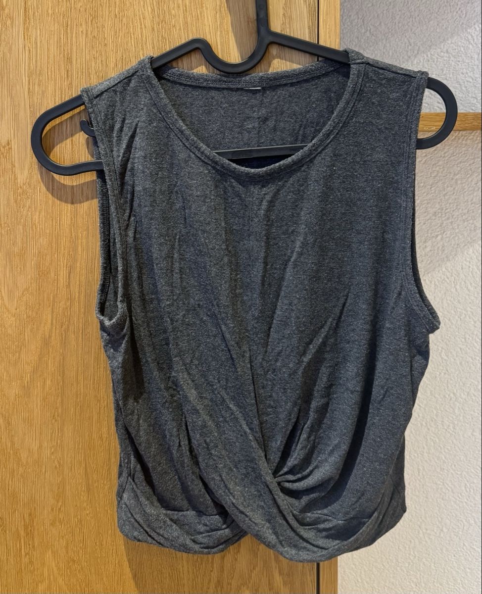 Alo Yoga Top: Alo Yoga Top Grey – Usato da Dinhard venduto da emi_6jdk