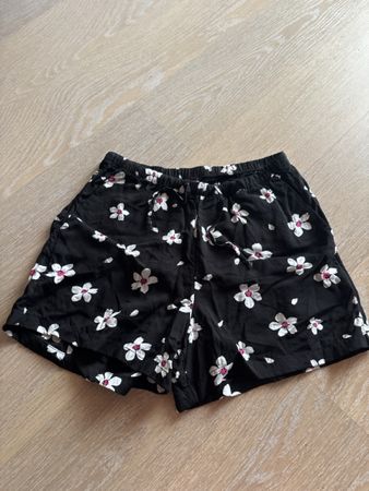 Kurze Hosen Blumenmuster Schwarz Grösse 34