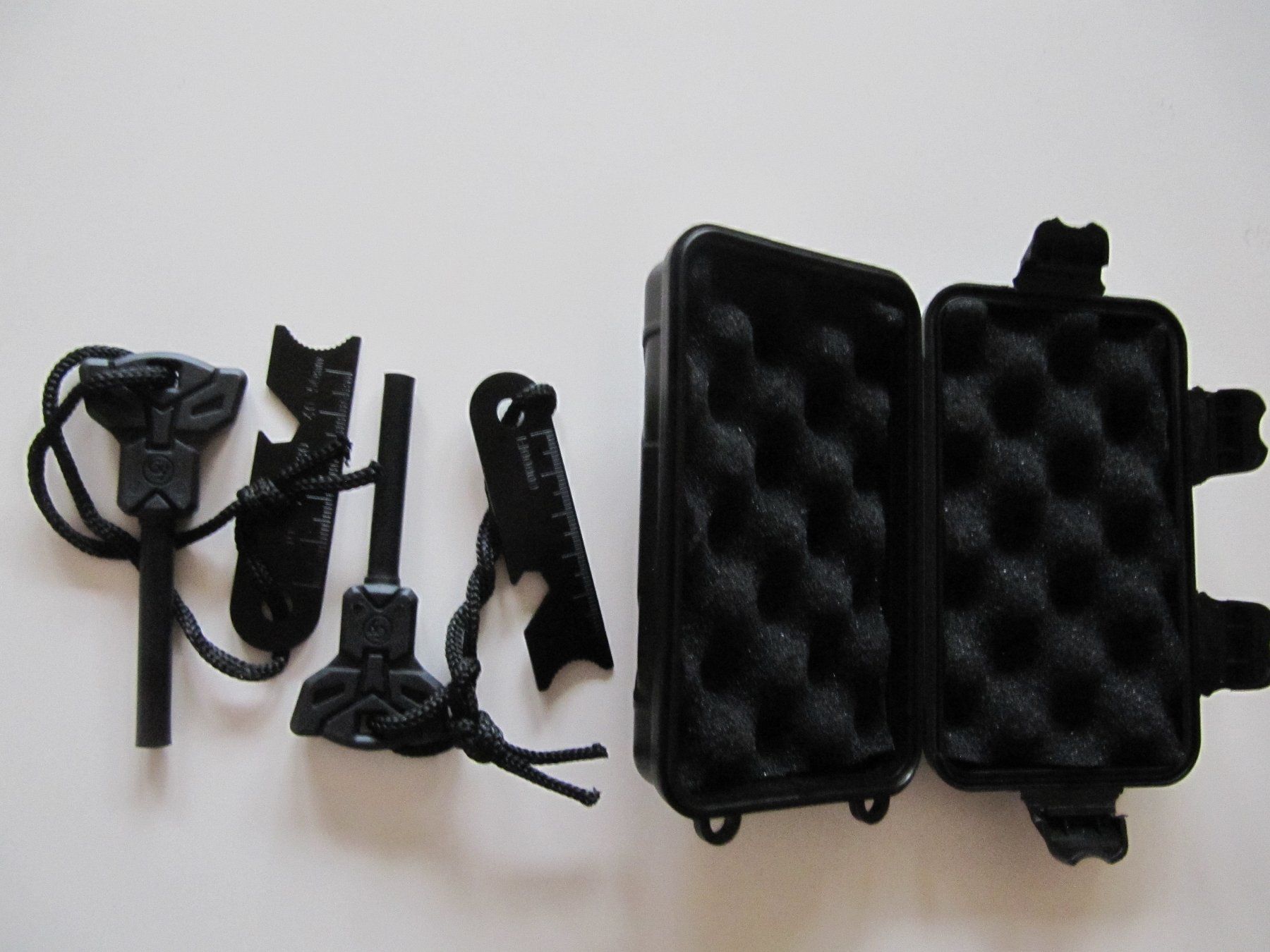 Tutti gli attrezzi: Outdoorbox mit 2 Feuerstarter – Nuovo (secondo la descrizione) da Basel venduto da Kuba2 2