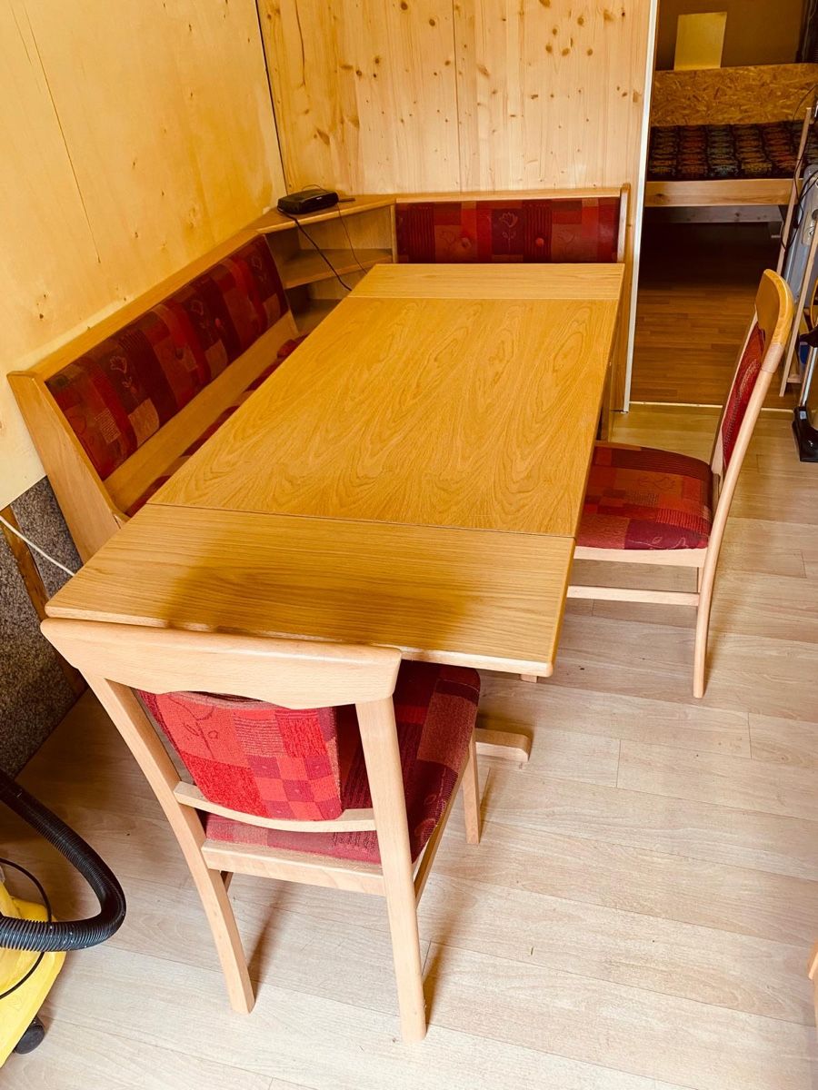Set di tavolo e panche: Set aus Eckbank, Tisch und 2 Stühle – Usato da Frutigen venduto da Retschina