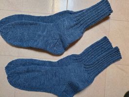 2 Paar neue handgestrickte Socken