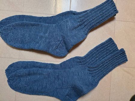 2 Paar neue handgestrickte Socken