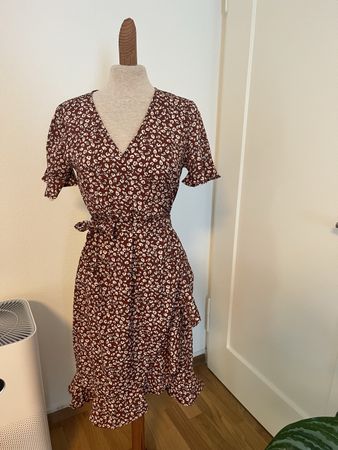 Sommerkleid, Wickelkleid, Grösse 36/S, Blumenmuster von Only