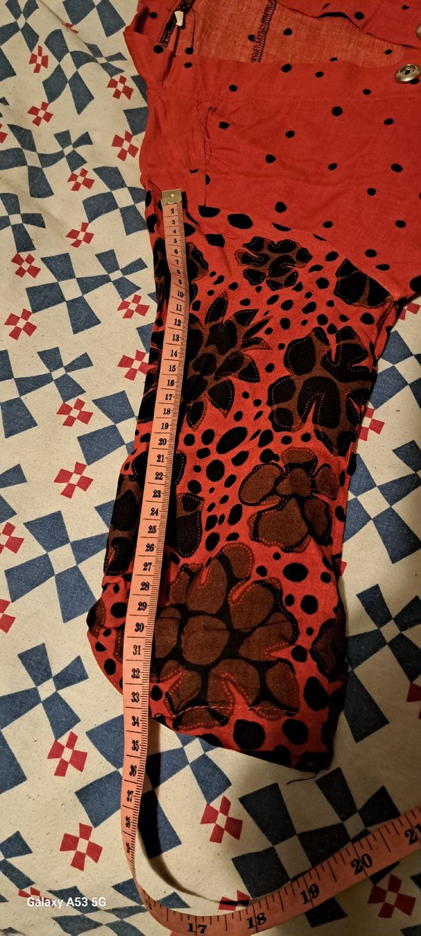 Blusen: Stylish red tunic with black flowers, size S – Gebraucht aus Bern von mahilini 5