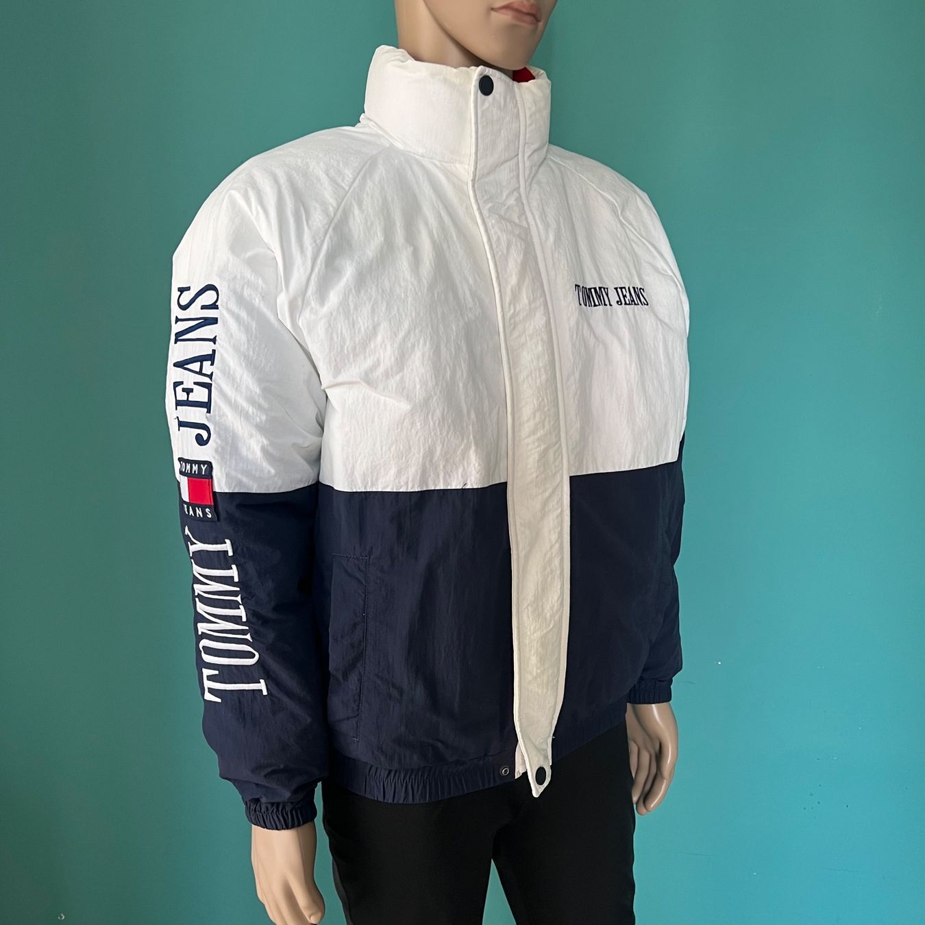 Tommy Hilfiger Giacche: TOMMY JEANS Jacke 🤍 – Usato da Zürich venduto da ClosetQueen 1