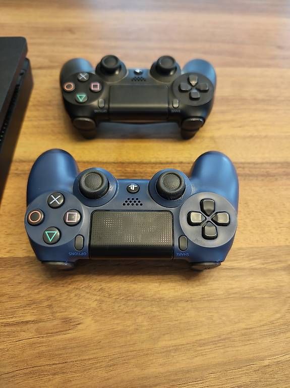 Consoles: PS4 avec e manettes  – D'occasion à Penthaz par Perfect68 1