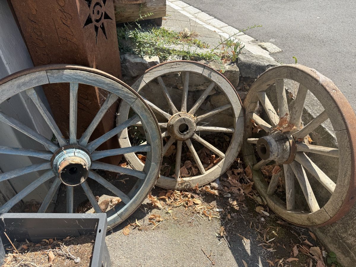 Pneus & Kompletträder: Antik Holzräder  – Gebraucht aus Bennwil von Ford5600t
