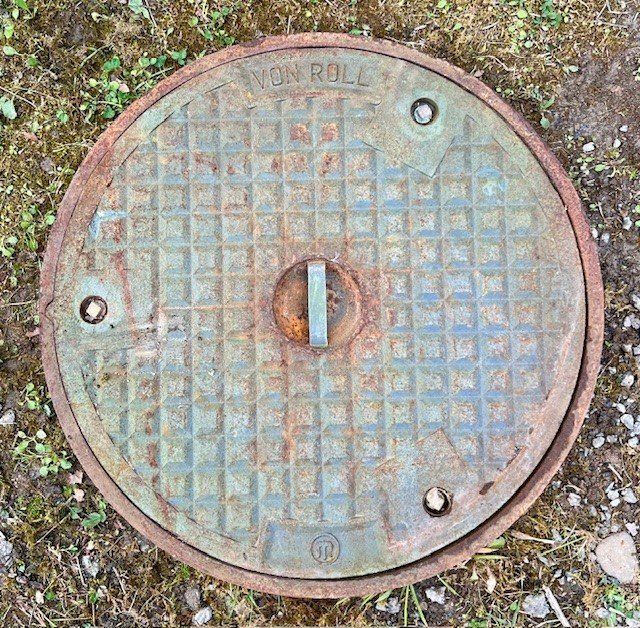 Griglie e Inferriate: Schachtabdeckung mit Rahmen  Ø 53 cm – Usato da Riedtwil venduto da wiederverwendung