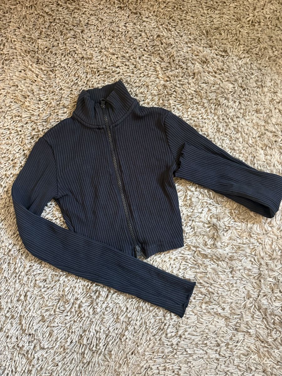 Lotti di vestiti: Lot de 4 top à manche long  – Usato da Mont-sur-Lausanne venduto da Julie_cty 2