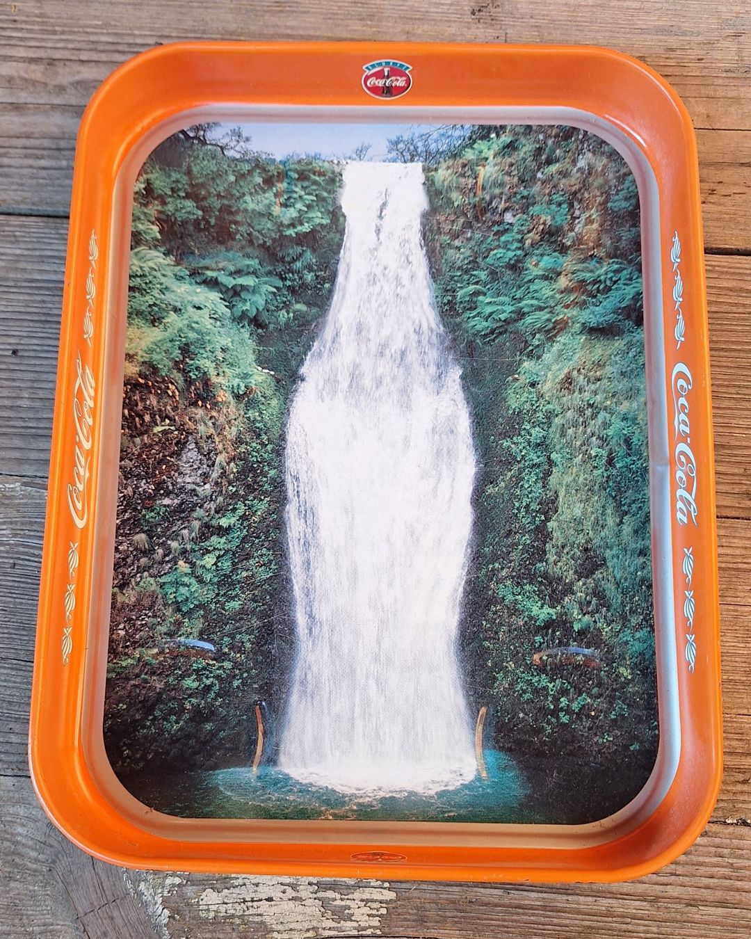 Piatti di portata: Coca Cola Tablett mit Wasserfall – Usato da Weinfelden venduto da JoeBaer