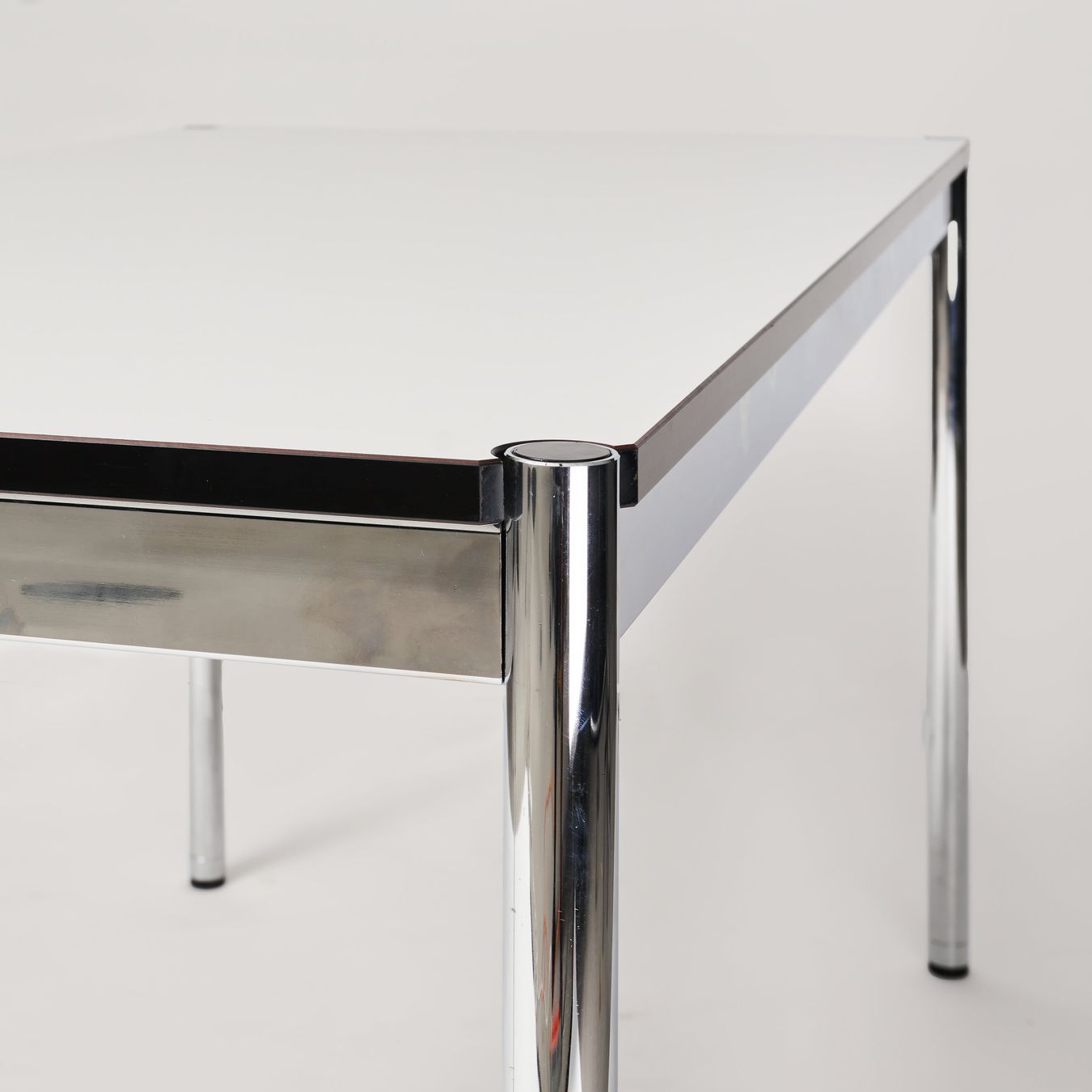 USM Tavoli: USM Haller Tisch 150x75 Kunstharz Perlgrau – Usato da Affoltern am Albis venduto da Zapro 1