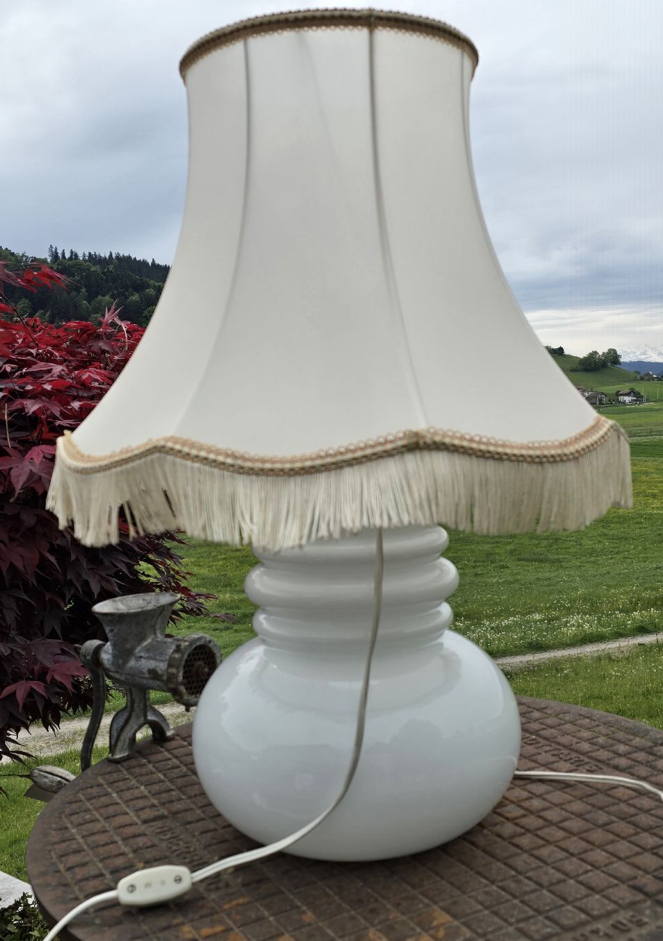 Lampade: Schöne Lampe, weisses Glas, Stoffschirm mit Fransenrand. – Usato da Walkringen venduto da Vanuca 4
