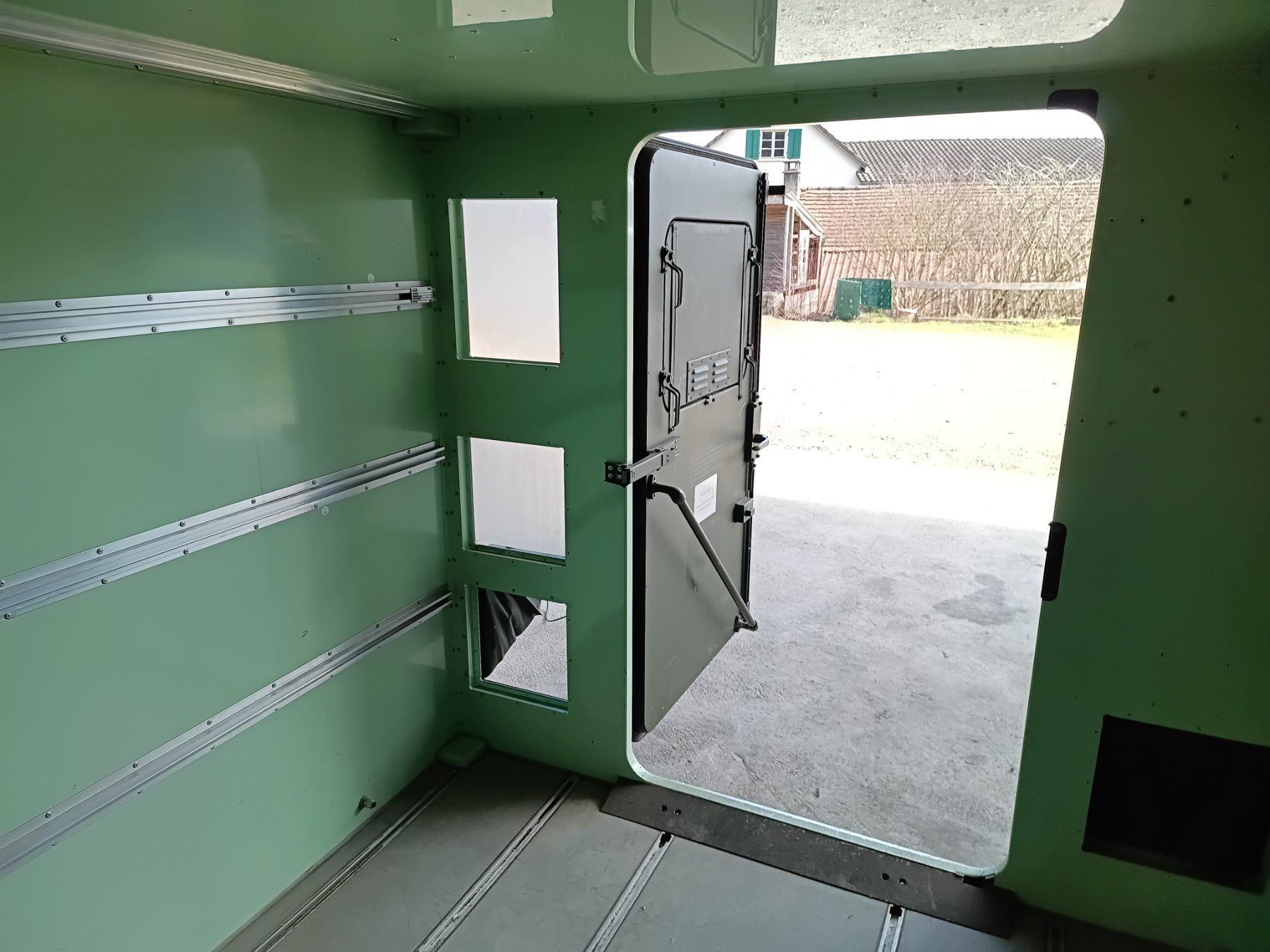 Contenitori edile: Funkcontainer der D-Bundeswehr – Usato da Hallwil venduto da Henryzb 5