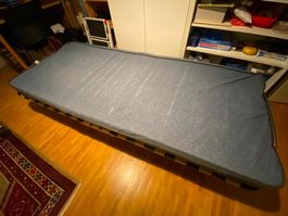 Klappbett mit Matratze blau Metallrahmen guter Zustand