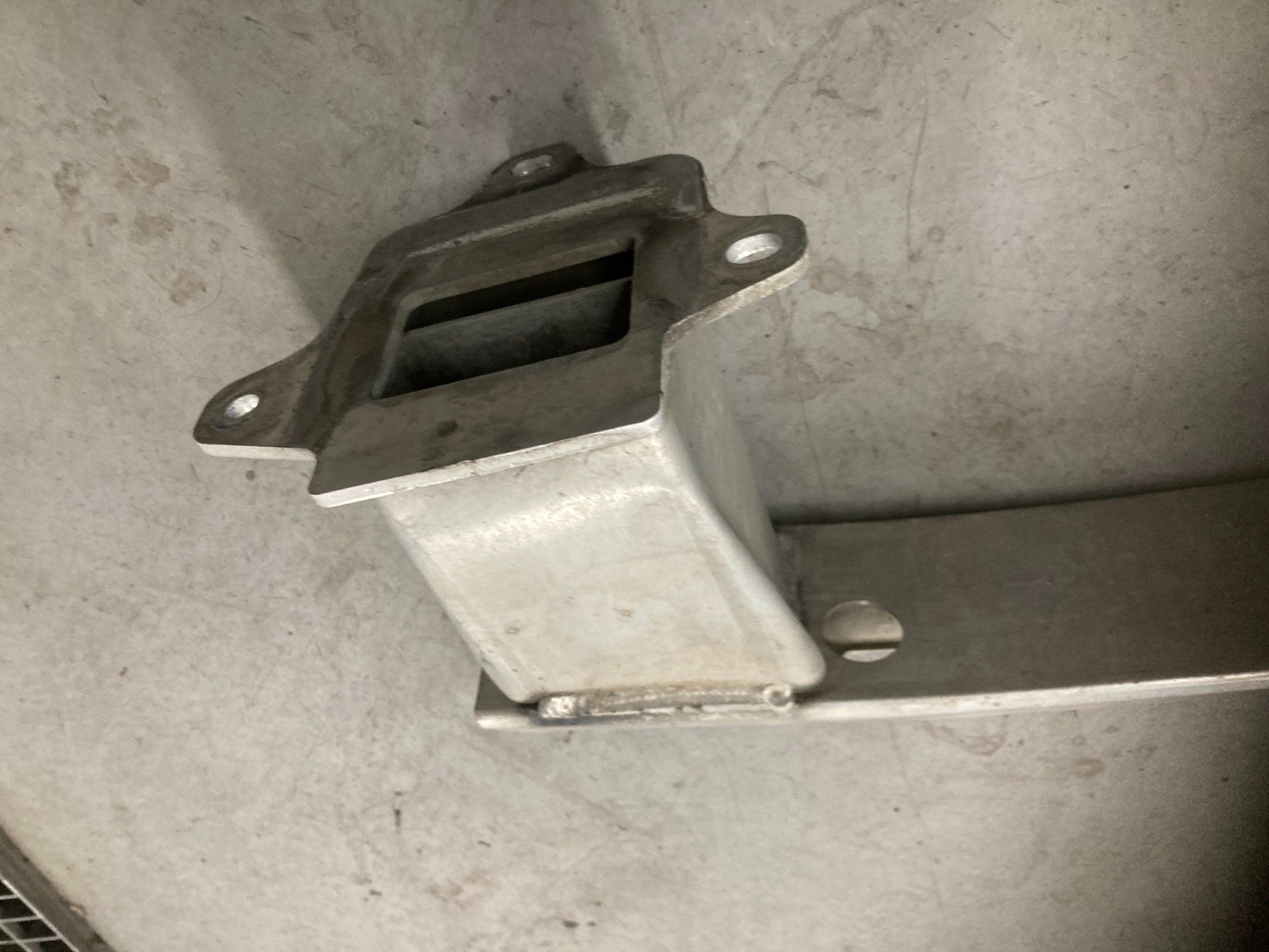 Alfa Romeo Tutti pezzi di ricambio auto: Alfa Stelvio Träger Hinten – Usato da Cham venduto da WB2223 2