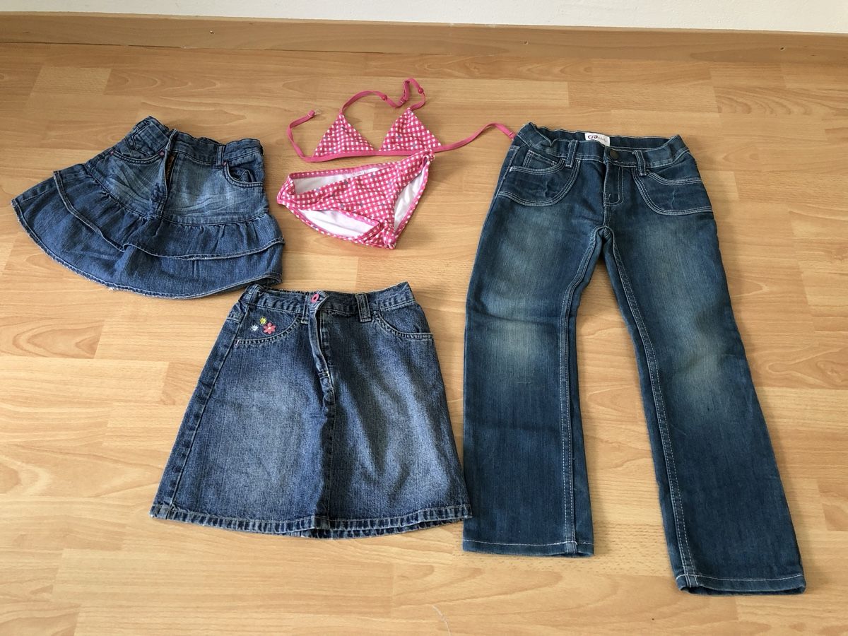 Kleiderpakete & -sets: Mädchenkleider Paket Gr. 122 Jeans Bikini – Gebraucht aus Chur von Tsambiko 1