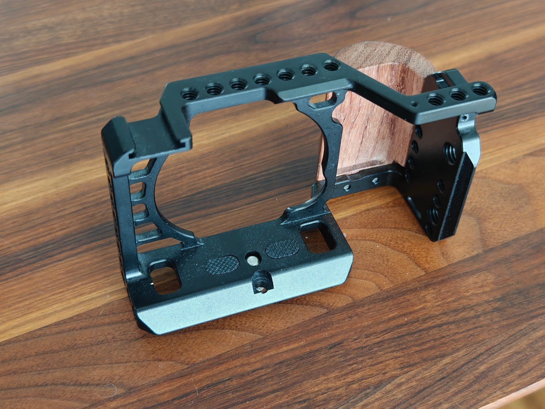 Altri Accessori: SmallRig Cage Sony Alpha A6000/A6300/A6500 – Usato da Wallisellen venduto da m00ds 1
