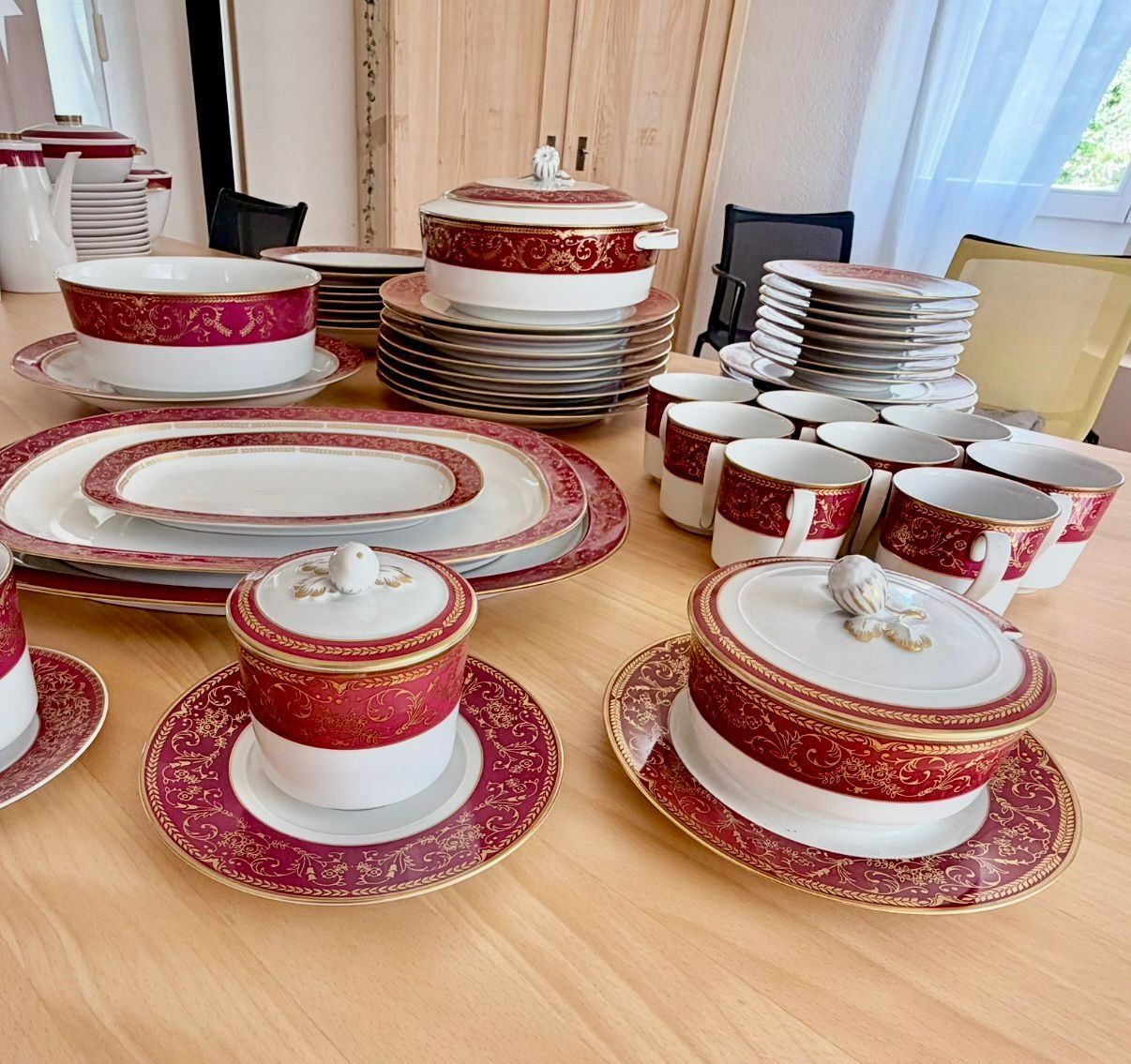 Set di piatti: Langenthaler Tafelservice Château Goldrand rot – Usato da Bützberg venduto da Jolikoelli62 1