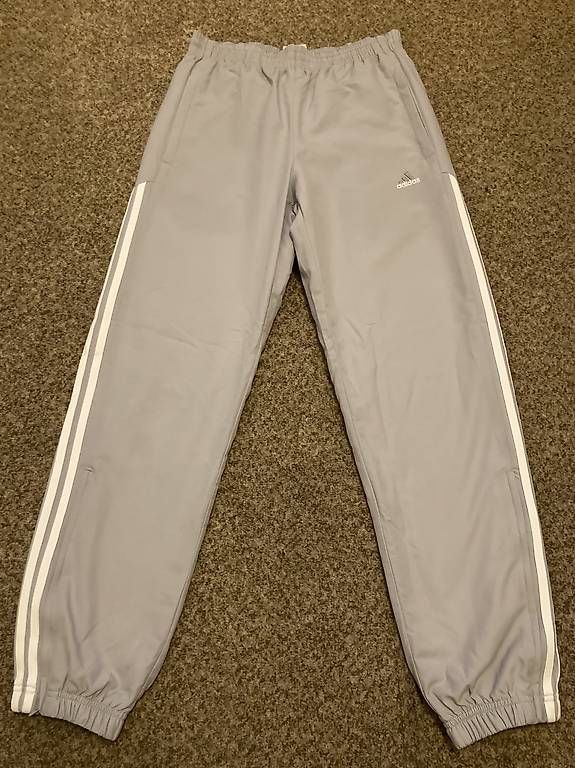 Pantaloni: Bas de survêtement gris Adidas – Usato da Genève venduto da Gregzy