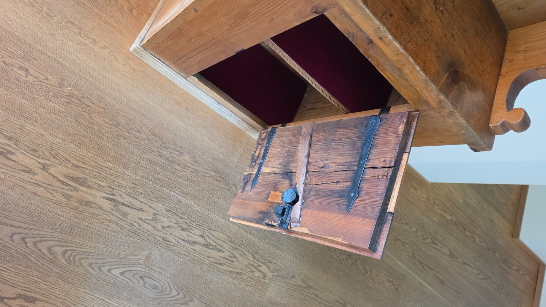 Armadi: Antiker Schrank – Usato da Thun venduto da Jelly 3