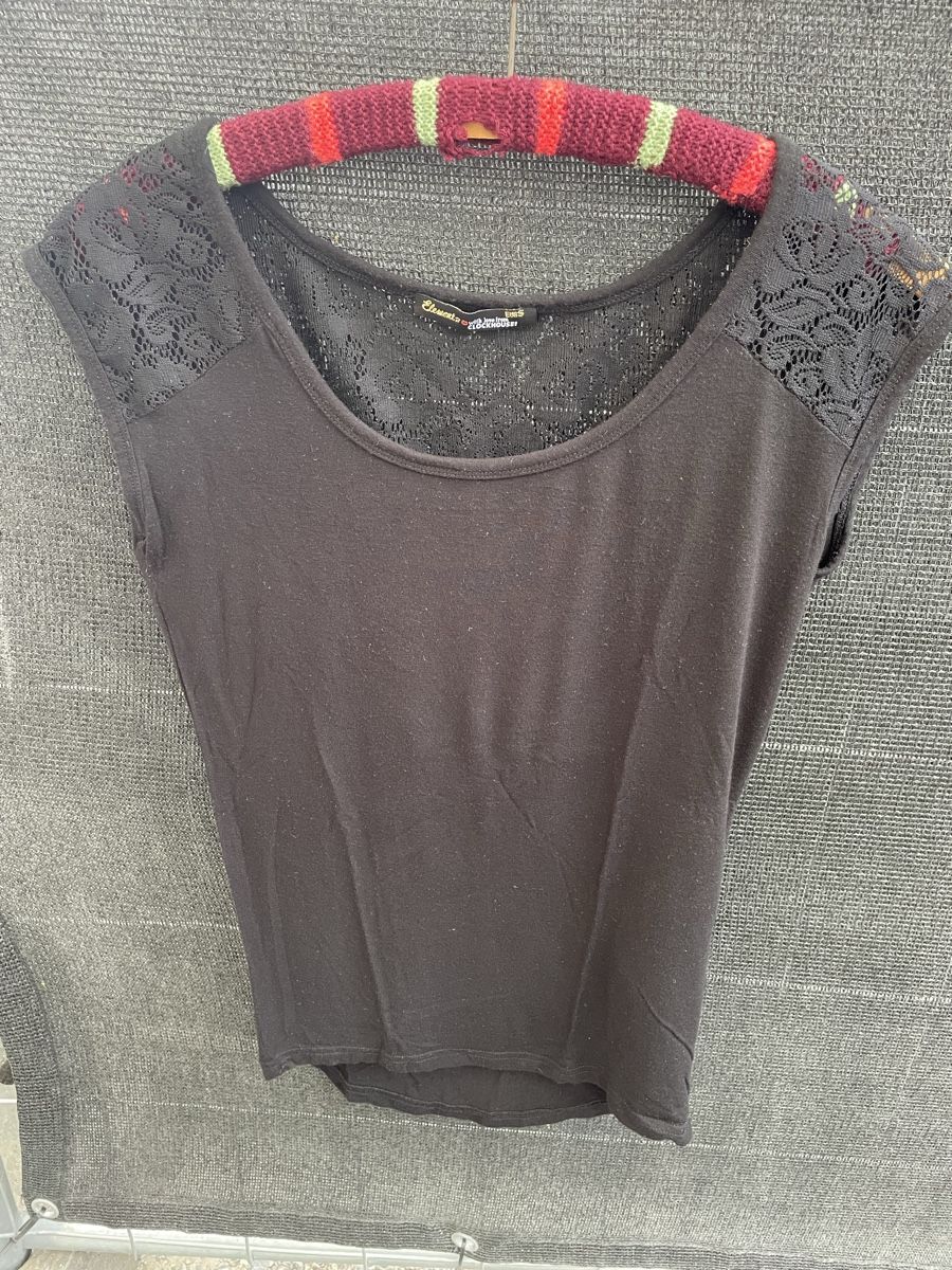 T-shirt: Tshirt, Schwarz mit Häkelmuster – Usato da aarau venduto da A.Naef