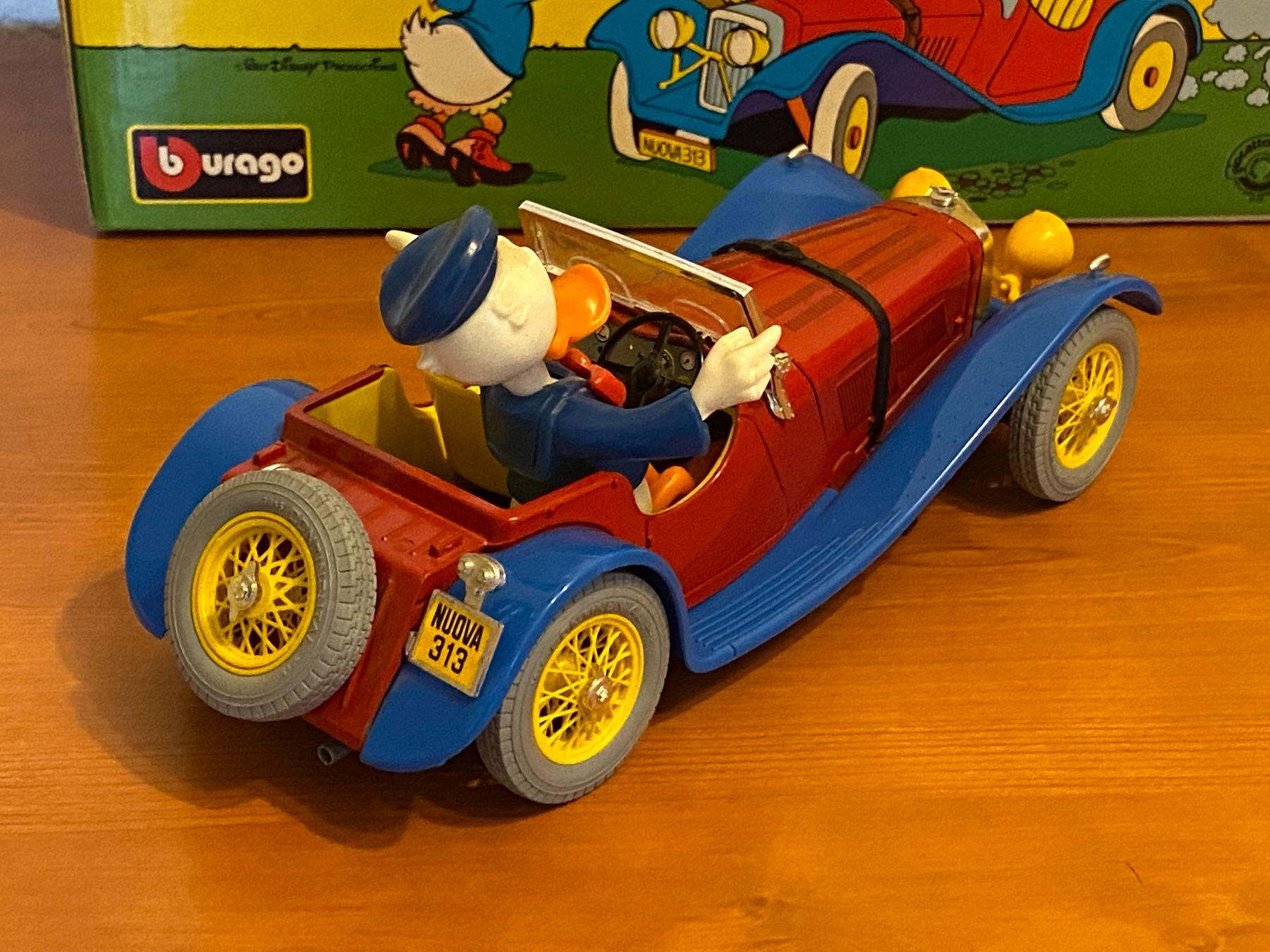 Bburago Modellini d'auto: Burago  Jaguar Paperino Donald Duck  1/18 – Usato da Bonfol venduto da zagato43e 1