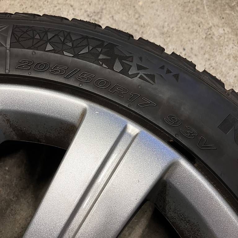 Skoda Pneus & Kompletträder: 4 x Winterräder 17 Zoll - Skoda Octavia Skoda Yeti - 5.6mm – Gebraucht aus Gipf-Oberfrick von car4y0u 4