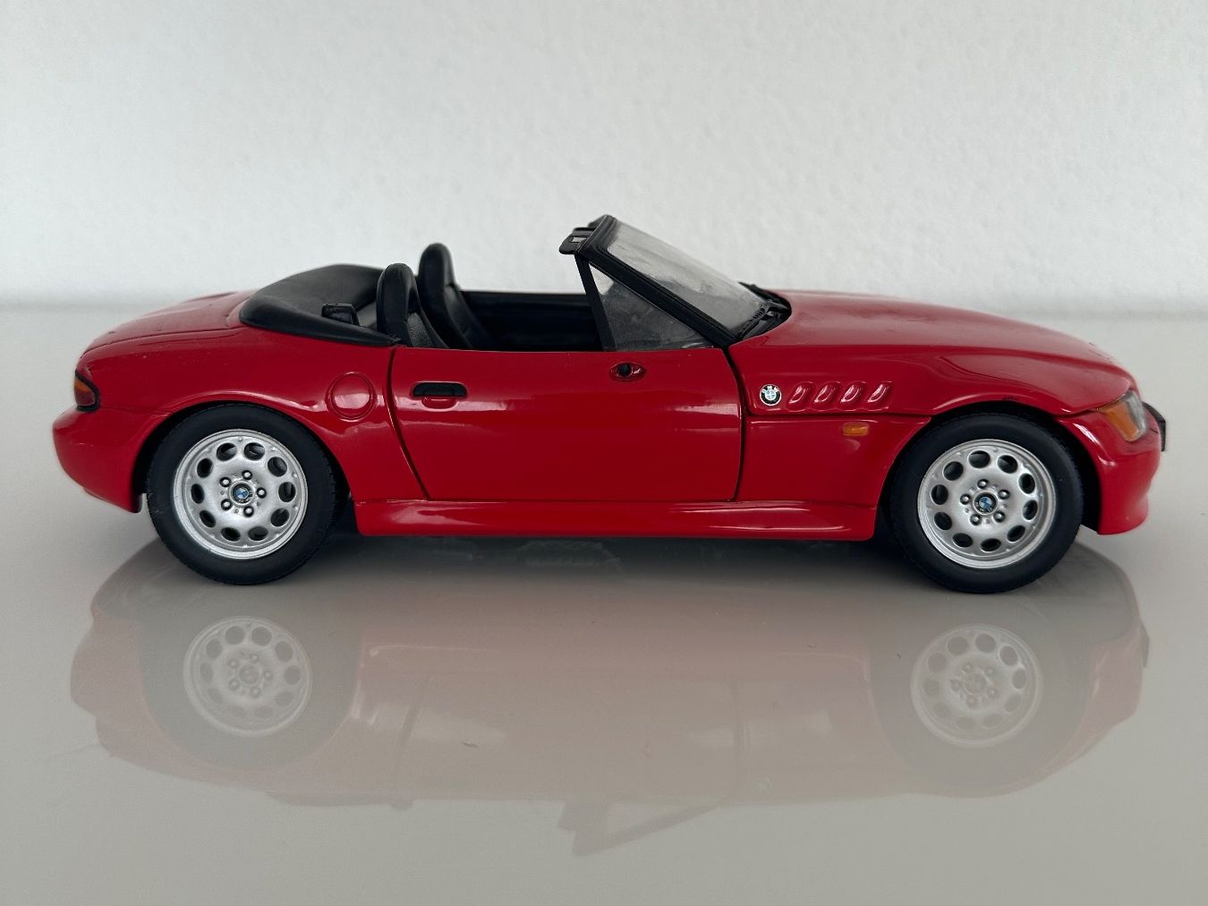 UT Models Modellini d'auto: BMW Z3 Roadster 1:18 UT Models rot – Usato da Muri AG venduto da gae_kz9y 2