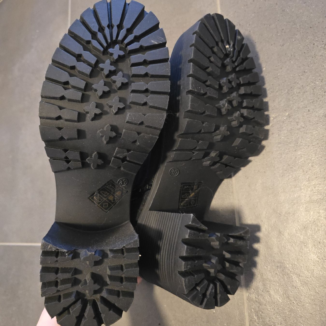 Damenschuhe: Bottines noires – Neu (gemäss Beschreibung) aus Zürich von lar_d9pc 1