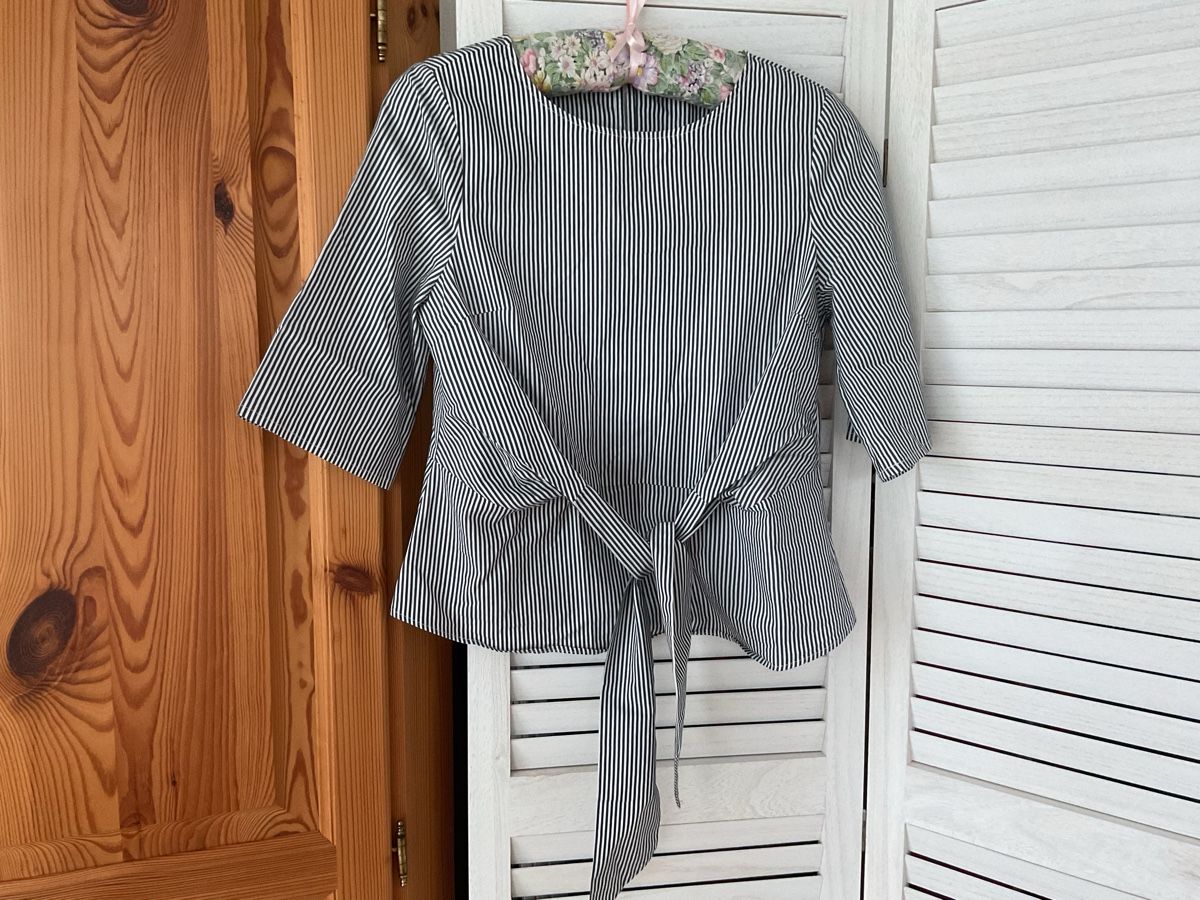 Only Blusen: Only Damen  Bluse gestreift mit Bindeband Grösse M. – Gebraucht aus Roggwil TG von Straven