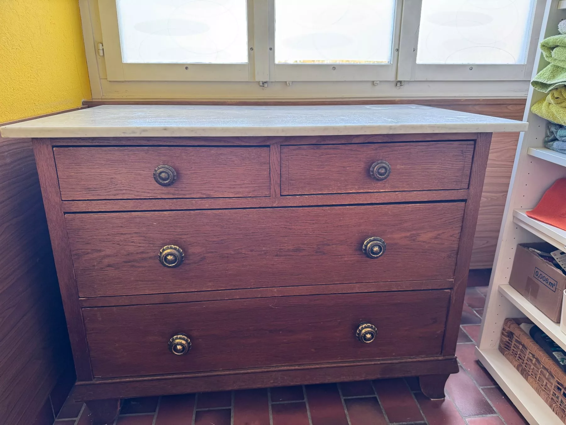 Commodes: Kommode mit Marmorplatte – D'occasion à Oberrohrdorf par ker_5h67
