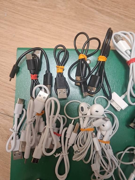 Caricabatterie: Jenste Kopfhörer/ladekabel/Stecker – Usato da Henggart venduto da Iltis2000 1