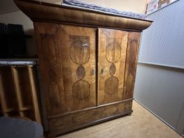 Edler Schrank, Nussbaum furniert