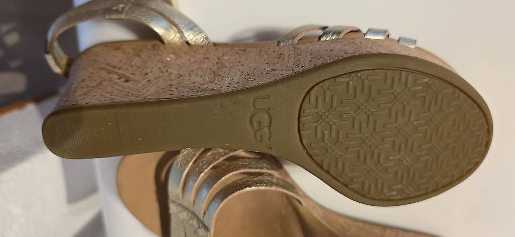 Damenschuhe: Ugg sandalen 39 – Gebraucht aus Wolfhausen von LoukAudio 1