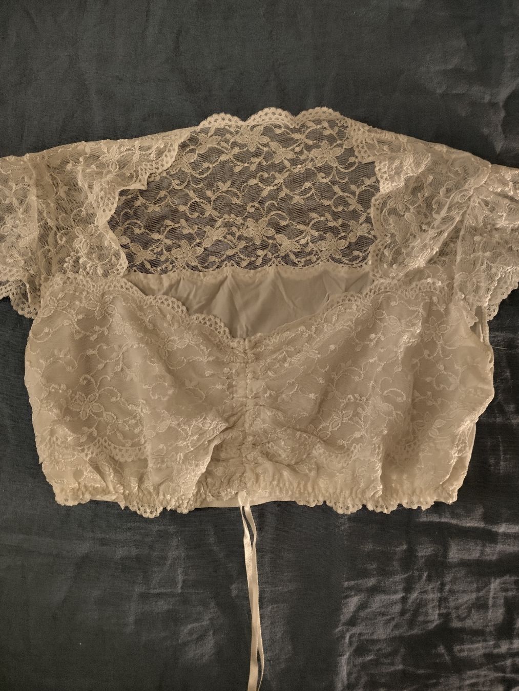 Blusen: Dirndl Bluse kurz mit spitze – Gebraucht aus Kloten von Kloten76